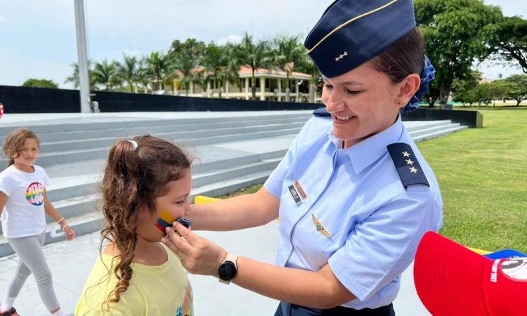 Niñas y niños visitan la Base Aérea en Cali, con motivo de la semana patria
