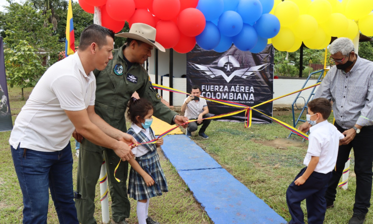 Estudiantes de la sede La Llanerita estrenan zonas recreativas gracias a su Fuerza Aérea