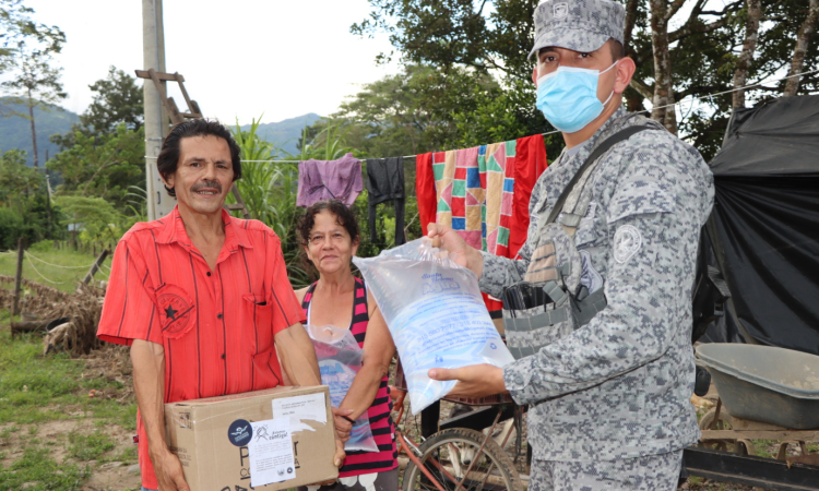 Mercados y agua fueron entregados a familias damnificadas por el invierno en Villavicencio