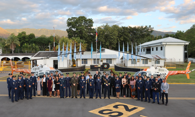 18 alumnos de seis países se graduaron como pilotos básicos de helicóptero