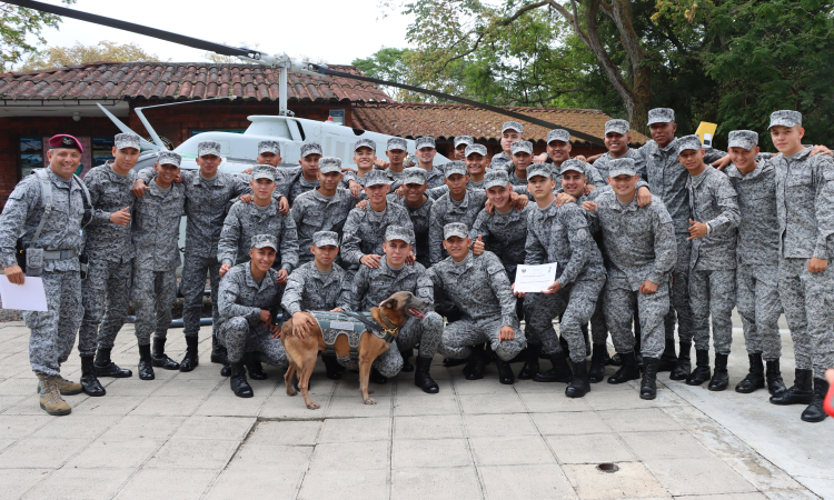Soldados culminaron felizmente el servicio militar en su Fuerza Aérea Colombiana 