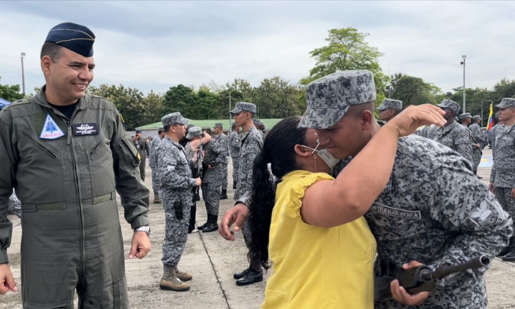 Después de dos años de pandemia por el COVID-19, las familias de los soldados de su Fuerza Aérea Colombiana, regresan a la ceremonia de juramento de bandera. 