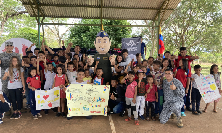Fuerza Aérea Colombiana realiza permanente acompañamiento a las comunidades del oriente colombiano