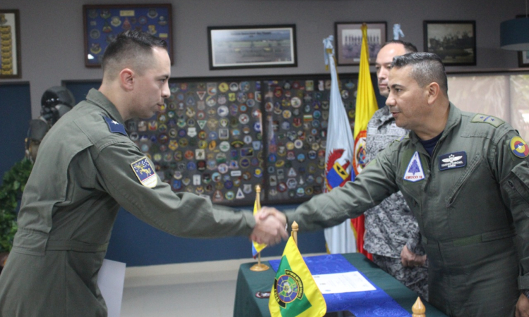 Se dio clausura al curso de Transición Oficial Controlador de Armas en el Comando Aéreo de Combate No. 1