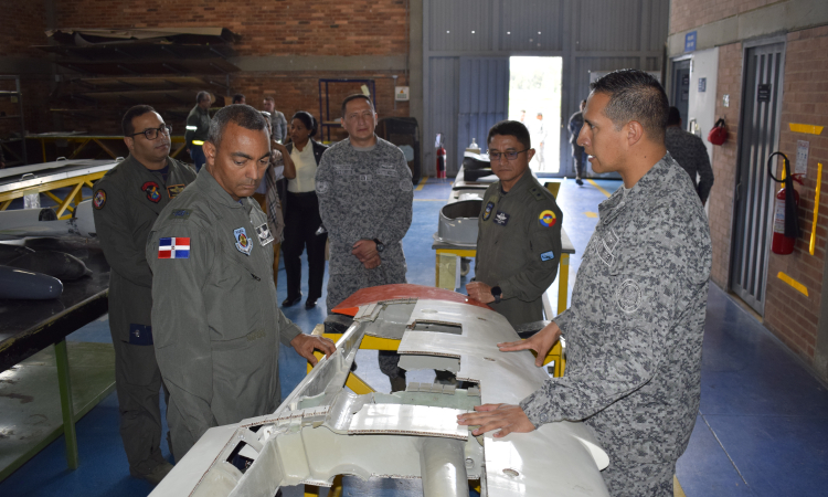 Comandante de la Fuerza Aérea de República Dominicana visita las instalaciones del Comando Aéreo de Mantenimiento