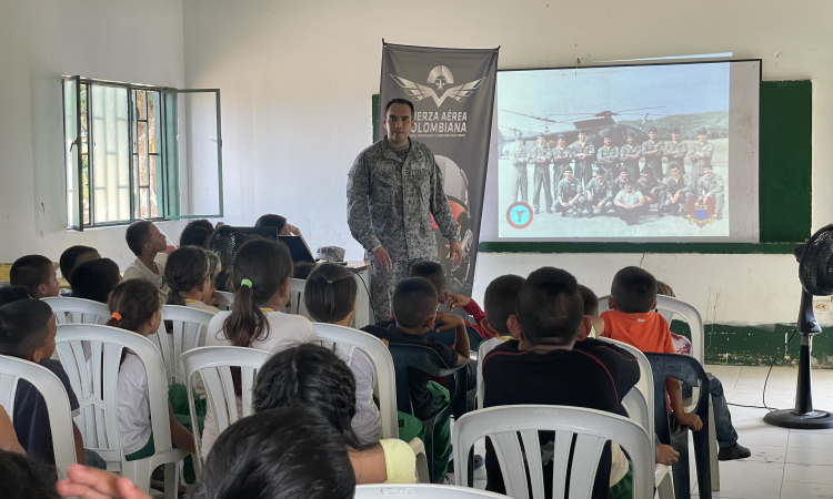 Jóvenes del Internado de Santa Cecilia se unieron a la celebración de los 103 años de su Fuerza Aérea 