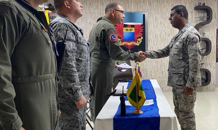 El Diplomado Internacional de Interdicción Aérea contra el Narcotráfico, se desarrolla en las instalaciones del Comando Aéreo de Combate No.1, a través de la Escuela Sistema Integrado Aérea y Antiaérea de la Nación- ESDAN-. 