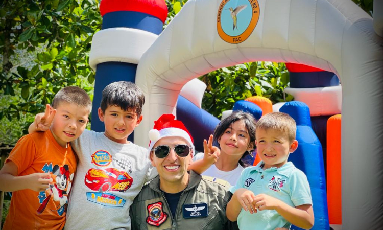 Su Fuerza Aérea Colombiana llevó alegría a los niños de Icononzo en esta navidad.