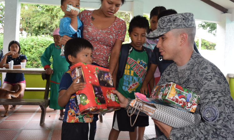 Niños de la comunidad indígena de Yotoco, Valle del Cauca, recibieron regalos y útiles escolares