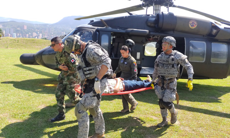  Un hombre de 61 años de edad que sufrió una mordedura de serpiente en uno de sus dedos de la mano derecha, fue evacuado en un helicóptero Uh- 60 de su Fuerza Aérea Colombiana, en Antioquia.