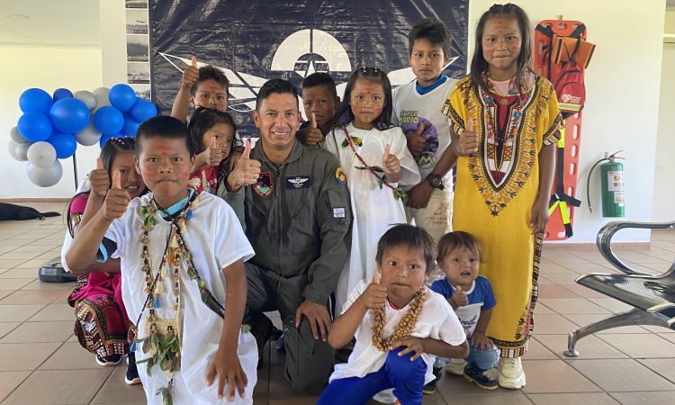 Niños indígenas de Caquetá reciben regalos en el marco de la Operación Gratitud 