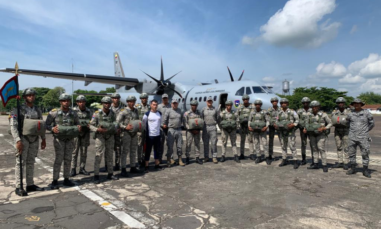 Cadetes de la Fuerza Aérea de República Dominicana, obtienen sus alas de paracaidistas, con instrucción brindada por parte de su Fuerza Aérea Colombiana
