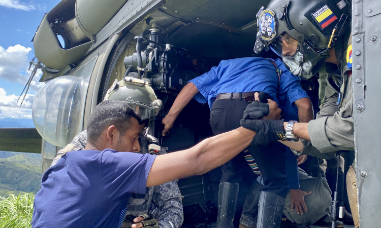 Ya son 88 los evacuados por la Fuerza Aérea, tras el derrumbe en Rosas, Cauca