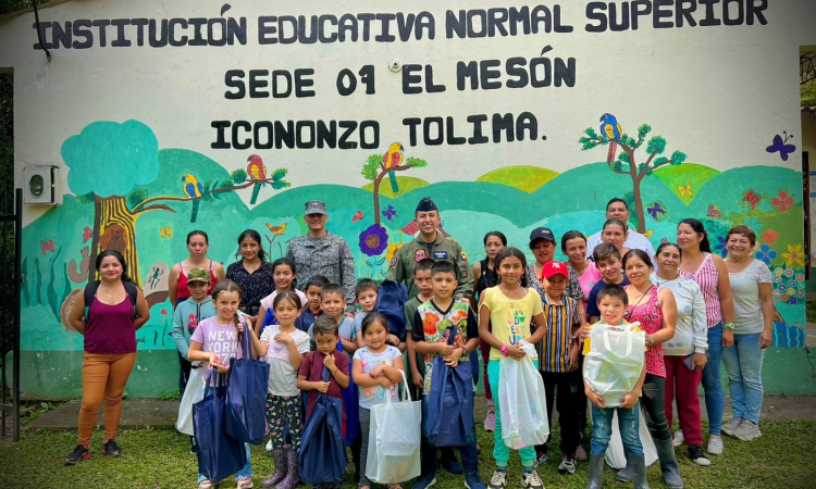 27 niños de la vereda el Mesón, Icononzo, fueron beneficiados con kits escolares