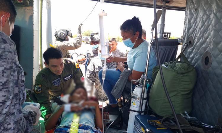 Niño indígena en delicado estado de salud, fue trasladado por su Fuerza Aérea Colombiana