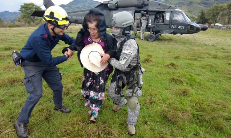 En helicóptero fueron trasladados adultos mayores atrapados por deslizamientos de tierra en Jardín, Antioquia