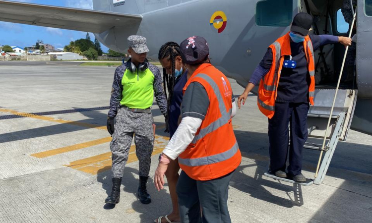 Mujer en estado de gestación con complicaciones, fue trasladada de Providencia a San Andrés por su Fuerza Aérea Colombiana