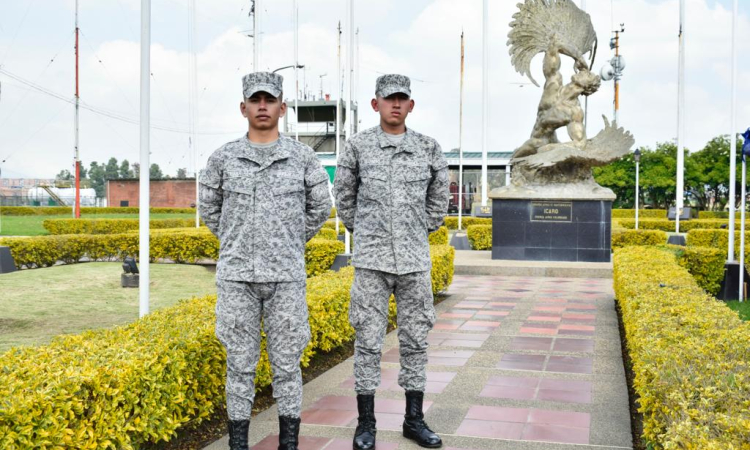Soldados del CAMAN cumplen su sueño de ingresar a la Escuela de Suboficiales de su Fuerza Aérea Colombiana