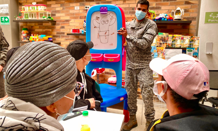 Albergue de niños con cáncer en Bogotá es apoyado por su Fuerza Aérea Colombiana