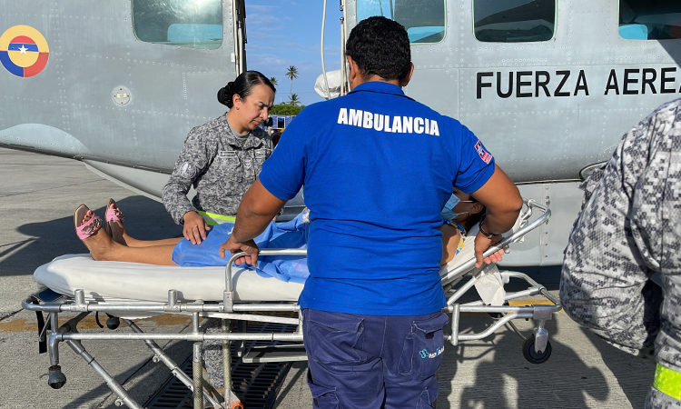 Mujer en estado de gestación, fue trasladada en una aeronave Caravan de su Fuerza Aérea Colombiana
