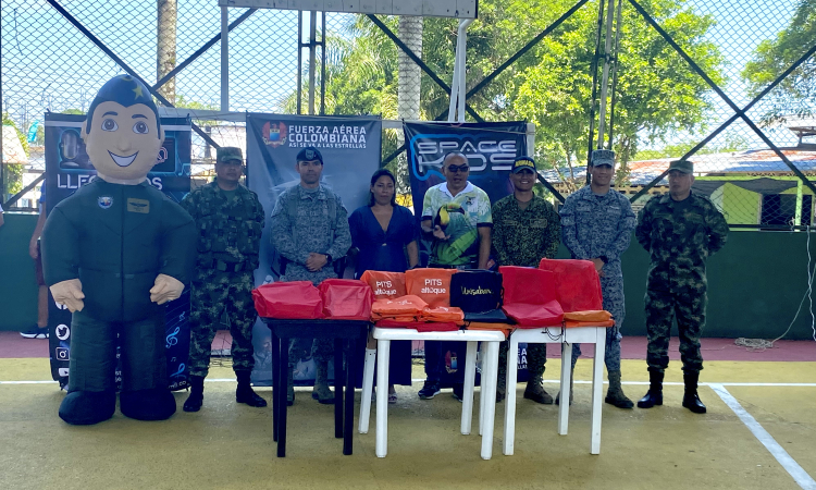 Entrega de kits escolares a comunidades caqueteñas fue liderada por su Fuerza Aérea Colombiana