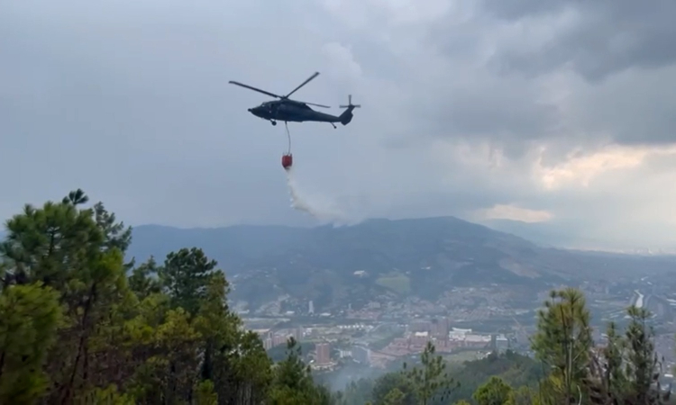 Con equipo Bambi Bucket Fuerza Aérea apoya labores de extinción de incendio forestal en Bello, Antioquia