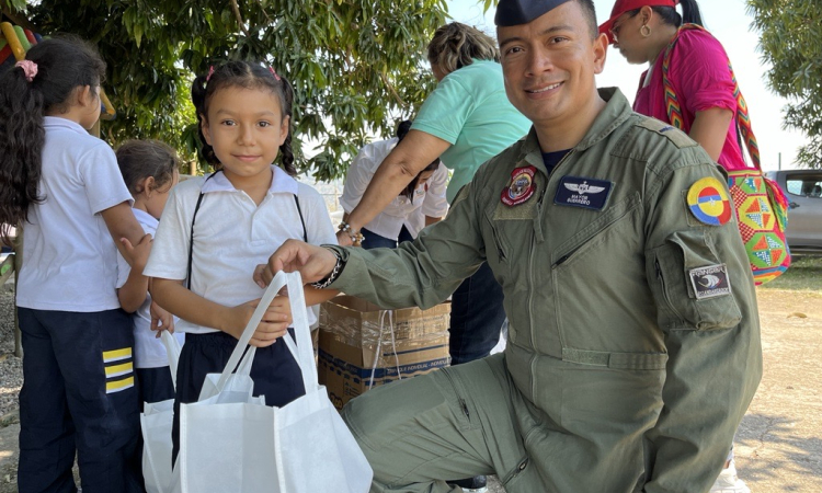 Alumnos de Escuelas Rurales en Tocaima, Cundinamarca, reciben kits escolares