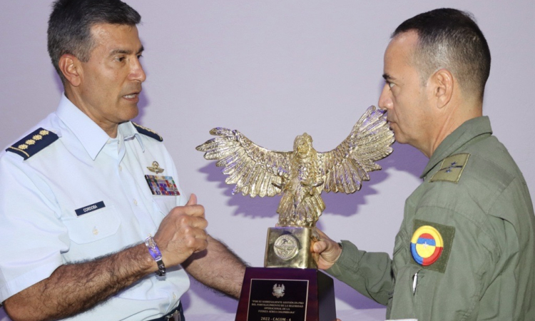 Premio a la seguridad operacional, fue otorgado al Comando Aéreo de Combate No.4