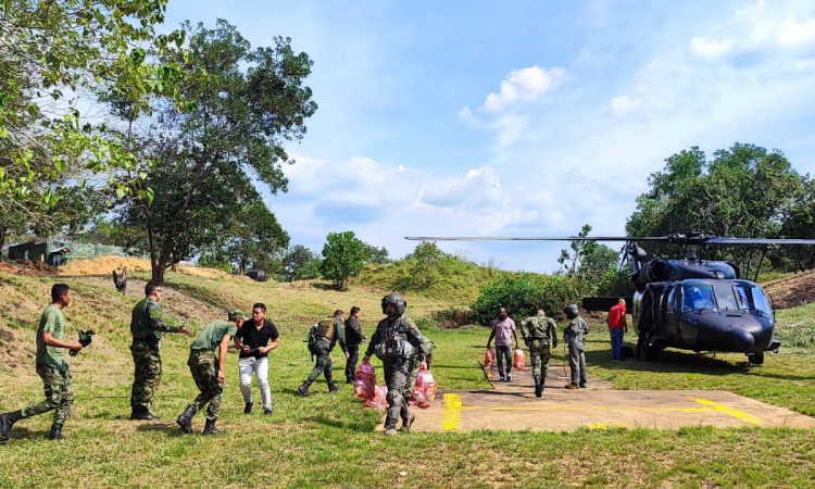 1.3 toneladas de ayuda humanitaria para población del Bajo Cauca, fue transportada en un helicóptero de la Fuerza Aérea