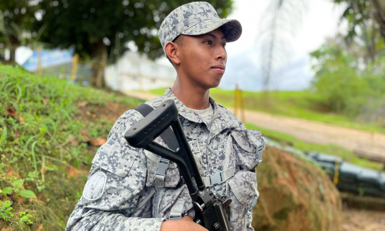 Soldado Wayúu comprometido con la seguridad de los colombianos