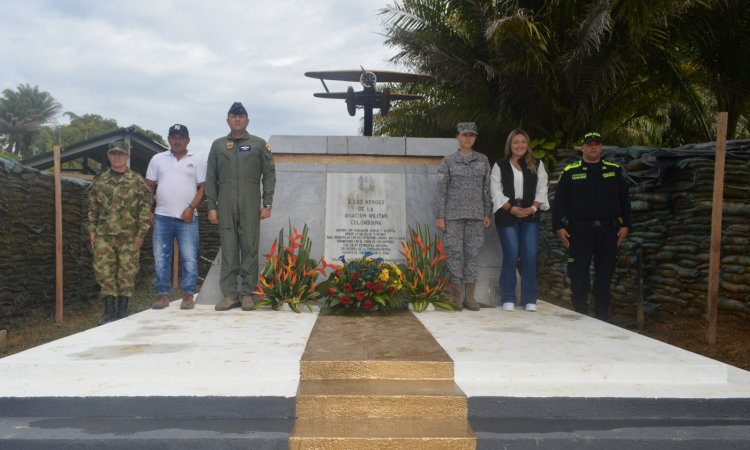 Ofrenda floral en conmemoración al  90º aniversario de la Batalla de Tarapacá fue liderada por su Fuerza Aérea