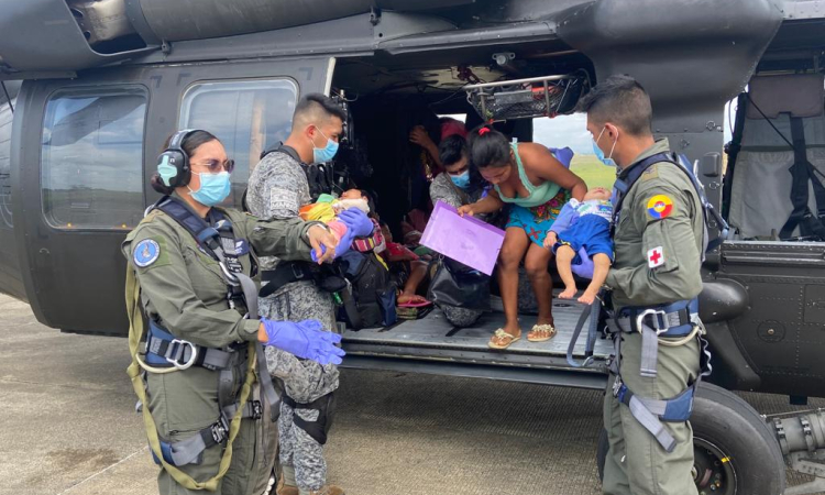 13 bebés indígenas en delicado estado de salud fueron evacuados por su Fuerza Aérea desde el Bajo Baudó, Chocó