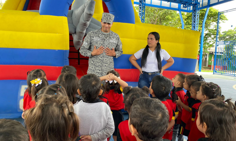 Niños del barrio la Reliquia en Villavicencio celebraron su día con la Fuerza Aérea