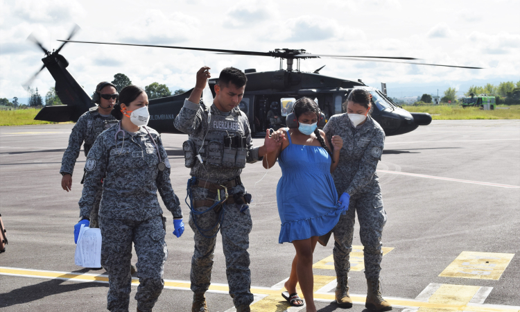 Mujer con veinticuatro semanas de gestación es traslada por su Fuerza Aérea