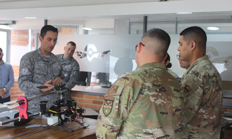 Comitiva de la Fuerza Aérea de Estados Unidos visitó la Escuela de Suboficiales 