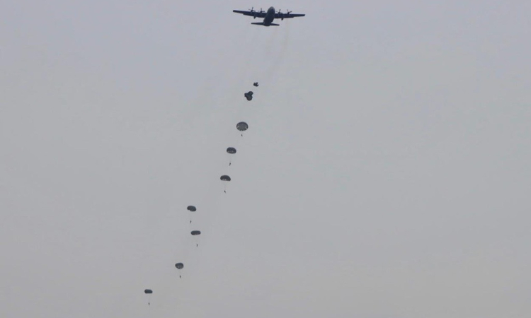 Un día en honor a los paracaidistas militares