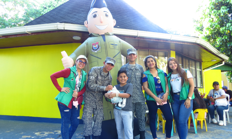El Grupo Aéreo del Amazonas celebra el día del niño en Leticia 