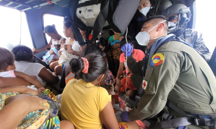 Bebés indígenas en delicado estado de salud son evacuados por su Fuerza Aérea desde Chocó hacia Antioquia
