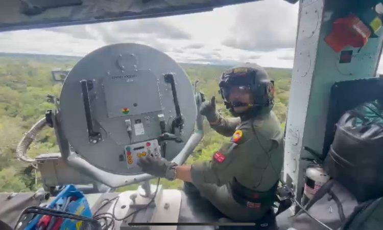 A baja altura y desde una aeronave de la Fuerza Aérea se insertan a la selva kits de supervivencia para menores desaparecidos