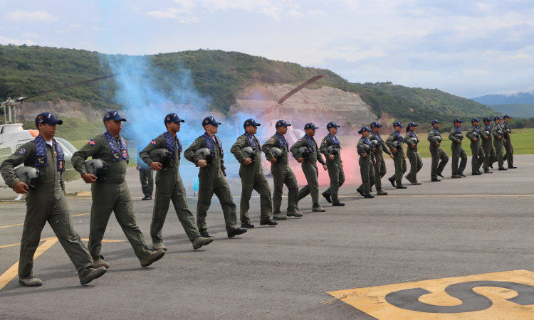 Oficiales internacionales volaron solos por primera vez en la Fuerza Aérea Colombiana
