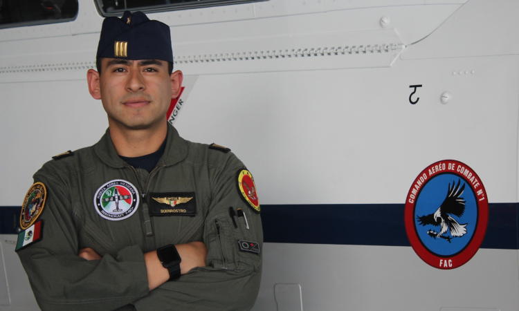 Piloto de la Fuerza Aérea Mexicana llega a ser instructor del equipo Texan T-6