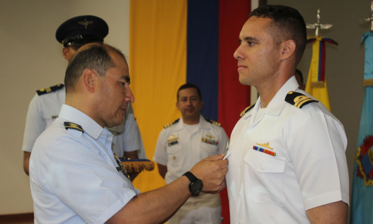 Oficiales de la Armada Nacional, culminan con éxito curso de Piloto de Ala Fija en su Fuerza Aérea Colombiana