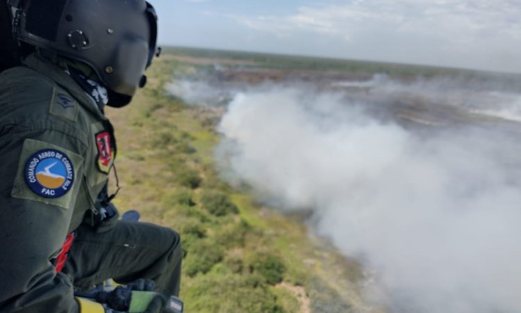 Mediante sistema de Bambi Bucket su Fuerza Aérea apoya extinción de incendio en el Parque Isla de Salamanca