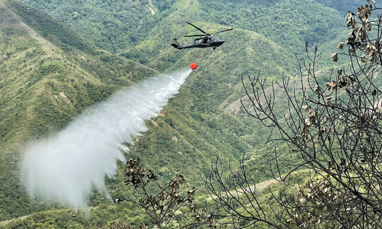 Controlado incendio forestal en Yotoco, Valle del Cauca