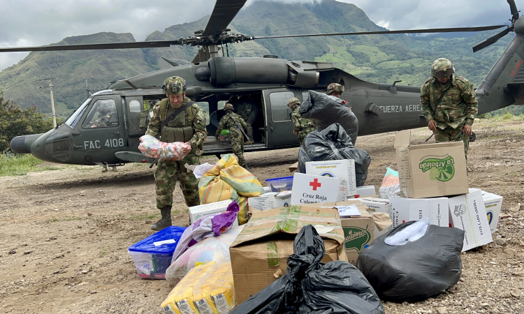 Ayudas humanitarias para los habitantes de Paya, Boyacá son transportadas por su Fuerza Aérea