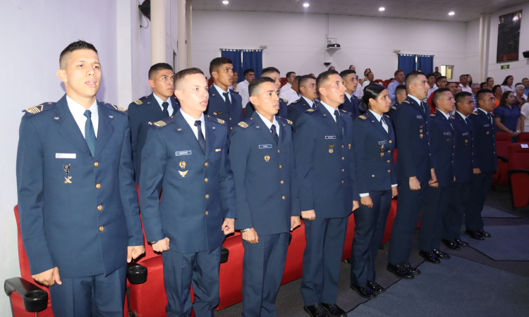 Dieciocho nuevos pilotos de helicóptero, al servicio de Colombia y Panamá