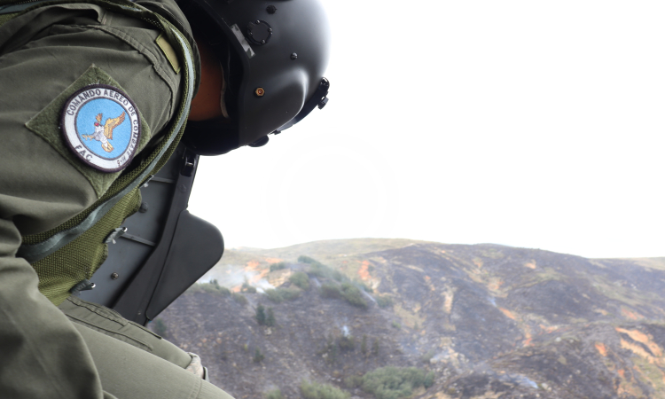 Fuerza Aérea apoya labores de extinción de incendio en Mosquera, Cundinamarca