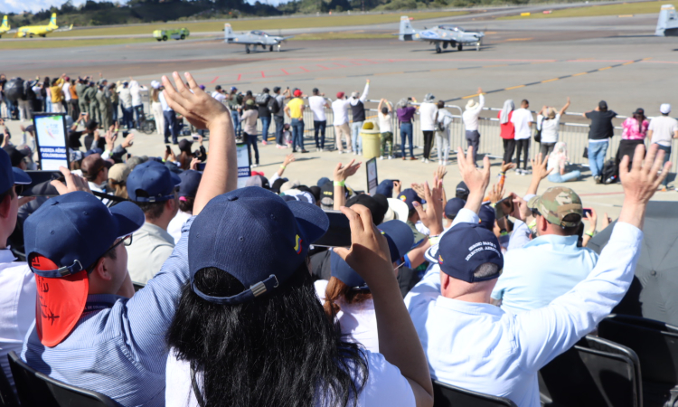 Escuadrilla Tucano emocionó a los asistentes a la F-Air Colombia 2023