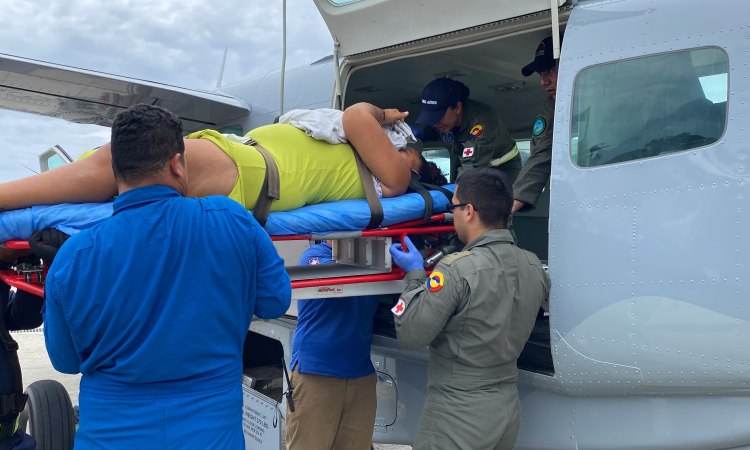 Mujer fue trasladada en una aeronave Caravan C208-B de su Fuerza Aérea