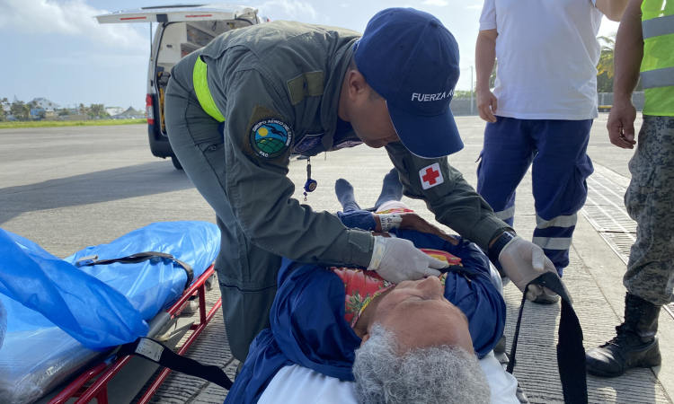 En misión de traslado aeromédico mujer mayor es trasladada a San Andrés, isla